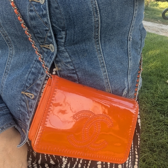 Authentic Chanel Matelasse Patent Leather Crossbody Bag..RARE - Picture 12 of 16